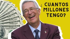 Smiling man in a burgundy suit beside a fan of dollar bills with a bright yellow background and the Spanish caption “¿Cuantos millones tengo?”.